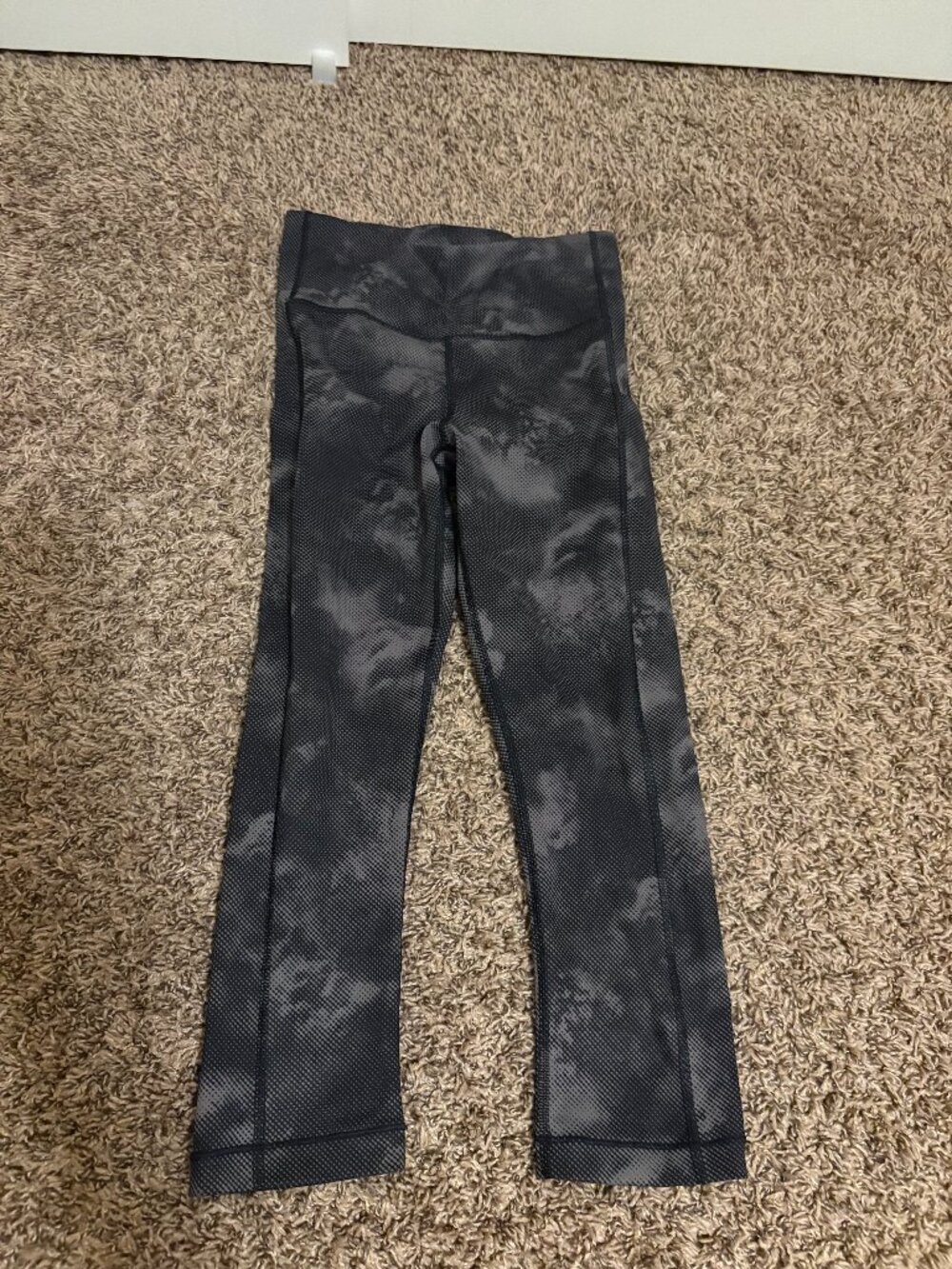 Athleta Ultimate Stash Pocket Printed Capri Leggings XS Xtra Small Black Camo